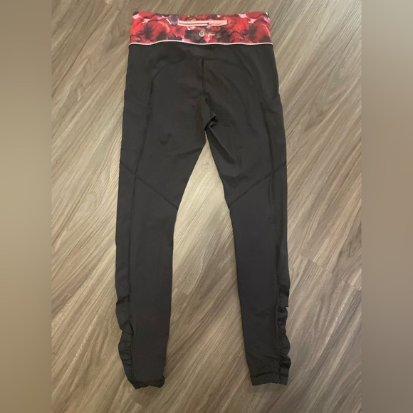 Lululemon speed tight IV black poppy petals rumble multi size 6 - Picture 9 of 9